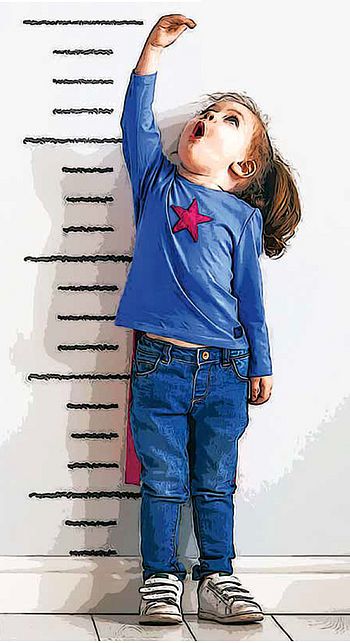 Illustrierte Darstellung eines kleinen Kindes in blauem Langarmshirt mit pinkem Stern und Jeans, das neben einer Messlatte an der Wand steht und den Arm so weit wie möglich nach oben streckt. Das Kind schaut lachend nach oben. Das Bild symbolisiert Wachstum und Körpergröße.