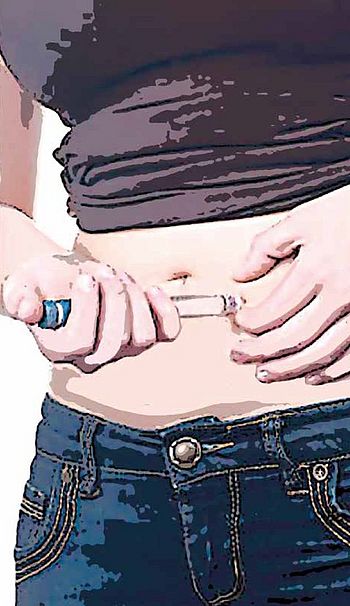 Illustrierte Nahaufnahme einer Person, die sich selbst eine Spritze in den Bauch injiziert. Eine Hand hält die Spritze, die andere rafft die Haut am Bauch zusammen. Das Bild symbolisiert eine subkutane Selbstinjektion von Wachstumshormon.