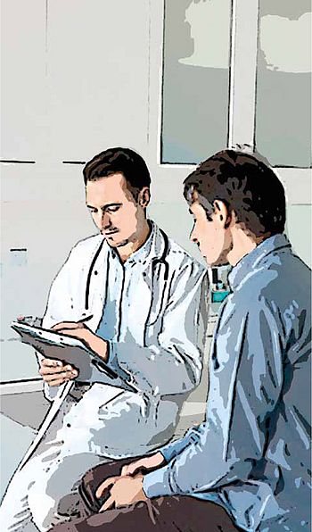 Ein Arzt und ein Patient sitzen im Behandlungszimmer nebeneinander. Der Arzt notiert sich etwas auf einem Klemmbrett.