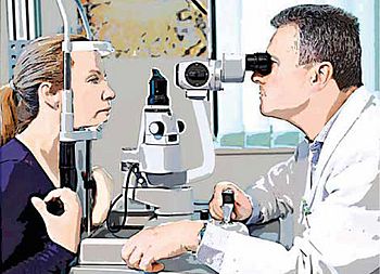 Illustrierte Darstellung einer augenärztlichen Untersuchung: Ein Arzt im weißen Kittel untersucht die Augen einer Patientin mithilfe einer Spaltlampe. Beide sitzen sich gegenüber, die Patientin hält ihr Kinn auf der Stütze des Geräts.