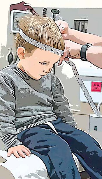 Illustrierte Darstellung eines kleinen Jungen, der auf einer Untersuchungsliege sitzt, während ihm eine Person den Kopfumfang mit einem Maßband misst. Das Kind schaut nach unten. Das Bild symbolisiert eine pädiatrische Untersuchung zur Wachstums- oder Entwicklungskontrolle.